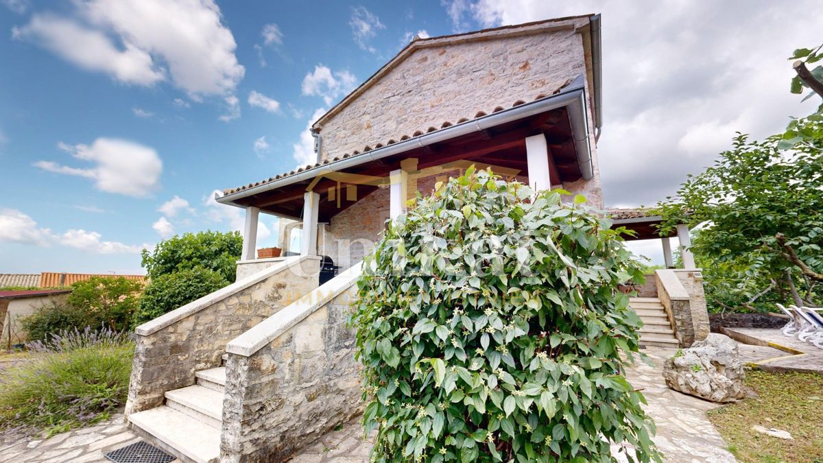 Posest z dvema kamnitima hišama - bazen in velika vrtna površina